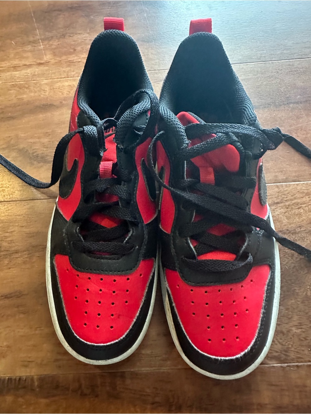 Nike Kids Red and Black Low-Top Sneakers